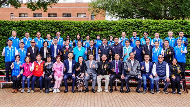 县长杨文科（中）颁发镇市长和县议员当选证书后在县长公馆合影。（罗浚滨摄）