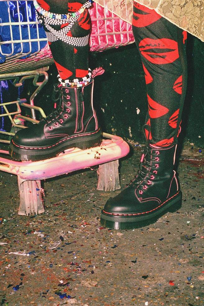 「HOLIDAY JADON II STAR」以全黑色 Jadon鞋型为基调，再以明亮的粉色置换全鞋的缝线，9280元。（Dr. Martens提供）