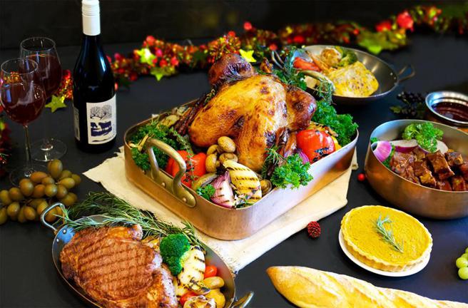 （针对在家温馨过节的宾客，台北六福万怡酒店推出肉量十足的「炉烤火鸡礼篮」，包含五公斤的纽奥良风味全鸡，售价售价4,399元。图／六福旅游集团提供）