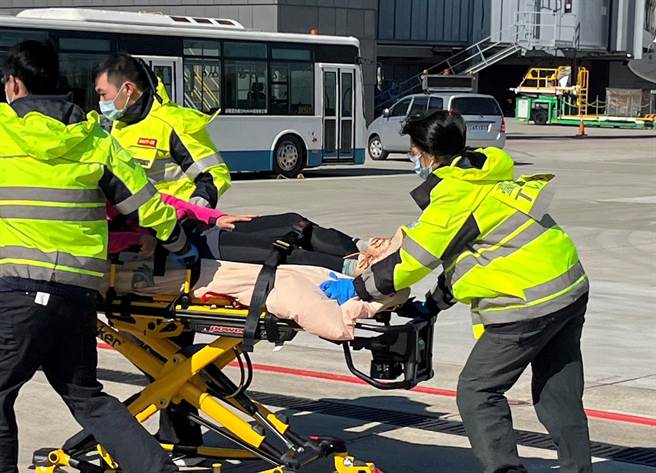 空中勤務總隊今天前往玉山東峰，救援1名女性登山客腳踝扭傷後送就醫。(空勤總隊提供)