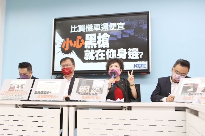 国民党立法院党团8日举行「比买机车还便宜 小心 黑枪就在你身边？」记者会，副书记长洪孟楷（右起）、立委游毓兰、书记长李德维主持、陈以信一同出席。（杜宜谙摄）