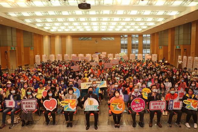 新北市表扬24支社福团队，以感谢在疫情期间持续为儿少老障妇女服务。（新北市社会局提供）