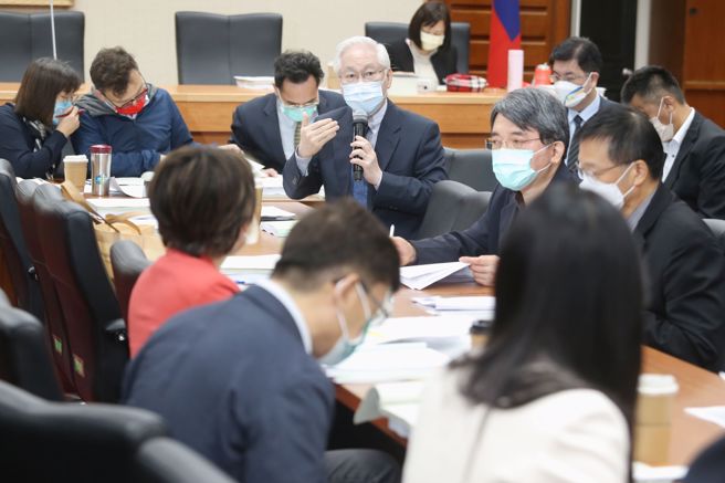 立法院教育及文化委员会8日审查112年度国家科学及技术委员会与所属单位预算案，国科会主委吴政忠（中）在会上表示，目前由行政院副院长沈荣津透过数位发展部，成立专案小组，未来会加强资安。（杜宜谙摄）