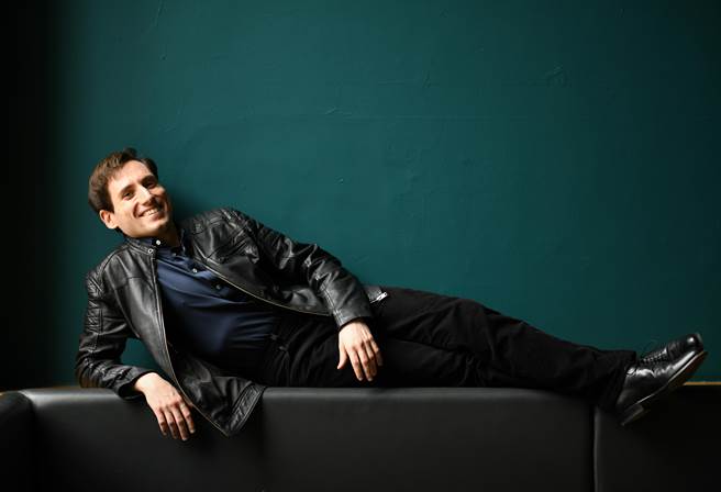 伊莉莎白國際鋼琴大賽首獎得主、以色列鋼琴家鮑里斯．吉爾特伯格將再度來台，挑戰一晚演奏兩首鋼琴協奏曲。（新象藝術提供）