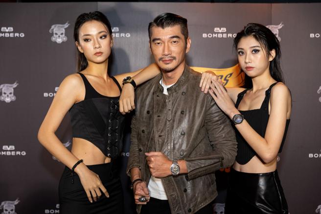 伊林秀导俞凡鏮 戴Bomberg表骑重机（Bomberg提供）