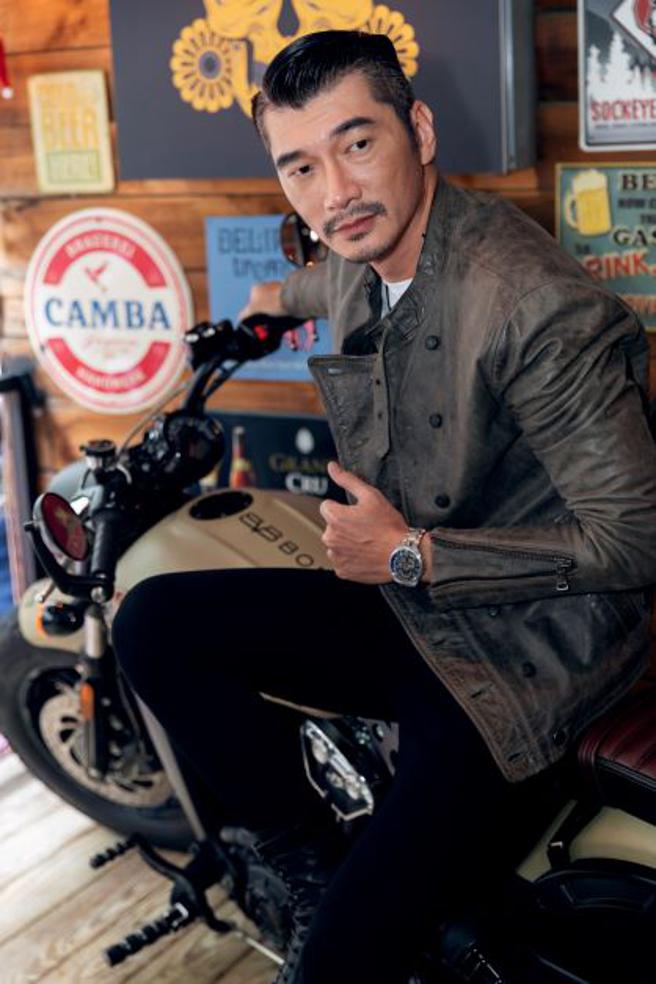 伊林秀导俞凡鏮是位重机爱好者，帅气诠释Bomberg的叛逆摇滚时尚。（Bomberg提供）