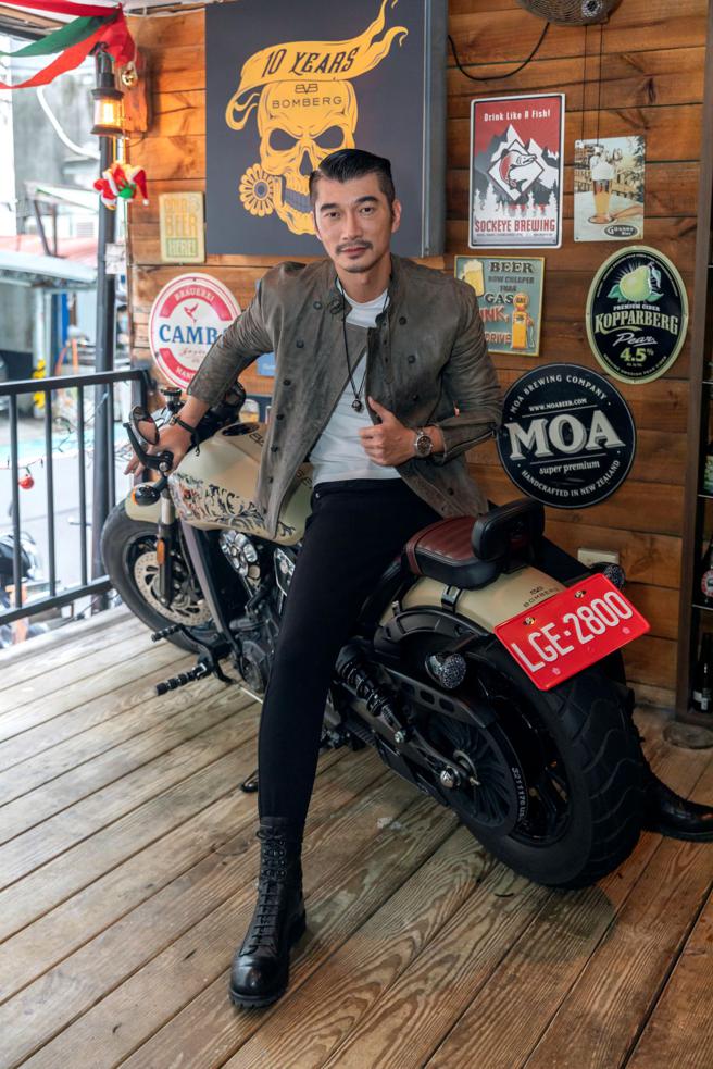 伊林秀导俞凡鏮是位重机爱好者，帅气诠释Bomberg的叛逆摇滚时尚。（Bomberg提供）