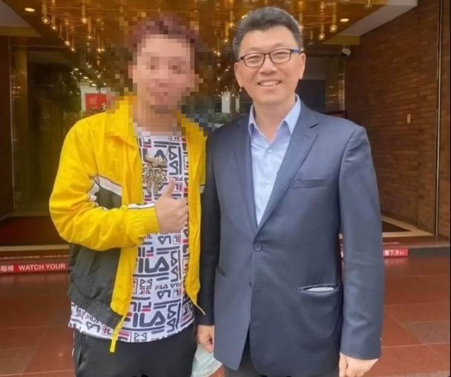 网红「乌鸦」曾秀出与大安分局长范织坤的合照。(翻摄网路)