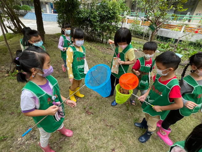 孩子学习捡拾落叶，让学校更乾净。(照片/新北市教育局提供)