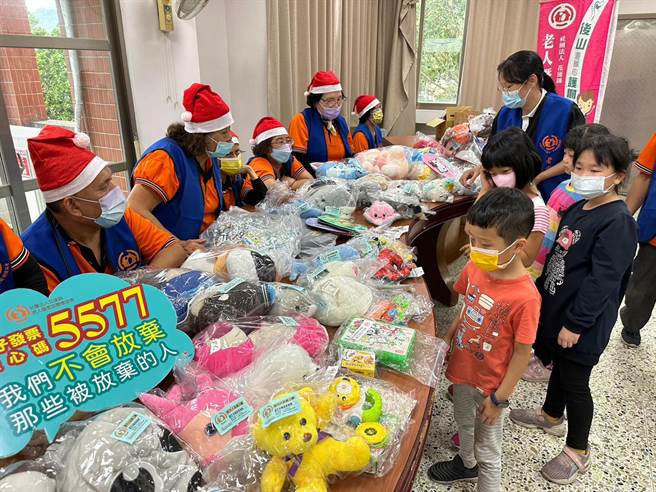 花莲老家协会将募集的二手及未开封玩具，透过老大人们的巧手整理清洁，今年赶在圣诞前夕送到寿丰乡志学国小，让孩子们度过快乐的圣诞节，并藉此感受社区长辈的关怀，进而拉近彼此距离。（花莲老家协会提供／罗亦晽花莲传真）