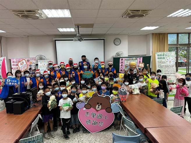 花莲老家协会将募集的二手及未开封玩具，透过老大人们的巧手整理清洁，今年赶在圣诞前夕送到寿丰乡志学国小，让孩子们度过快乐的圣诞节，并藉此感受社区长辈的关怀，进而拉近彼此距离。（花莲老家协会提供／罗亦晽花莲传真）