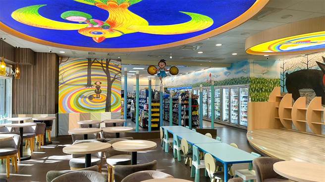 莱尔富几米4号店以近2米高铅笔造型立柱区分商品与休憩空间，天花板上的造型灯箱呈现奇幻世界氛围。（莱尔富提供）