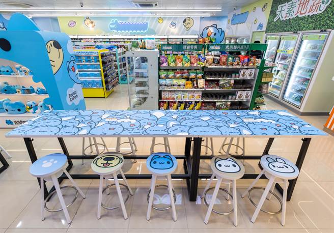 7-11携手猫猫虫咖波打造主题店，萌趣主角现身各个角落，就连休憩区桌面也有满版咖波设计。（7-11提供）