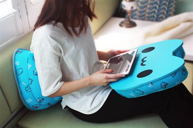 7-11咖波主题店限定贩售「咖波抱枕桌」，899元。（7-11提供）