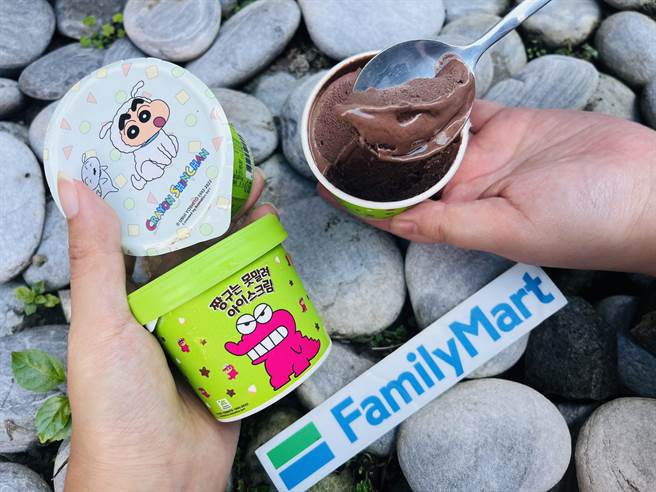 全家以经典卡通商品抓住各年龄层客群视线，包含「蜡笔小新巧克冰淇淋」，89元。（全家提供）