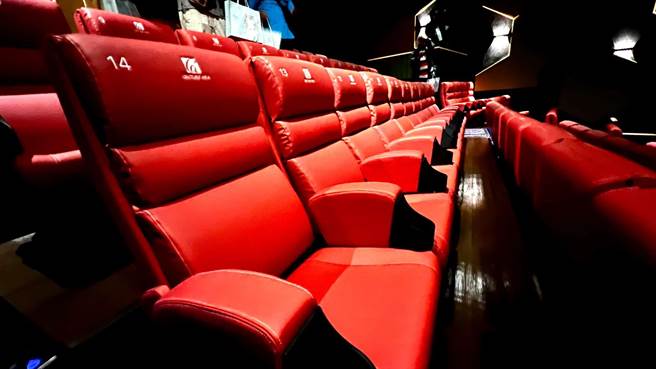 全台独创法拉利等级全皮革沙发座椅，一体成形的设计符合人体工学。（柯宗纬摄）