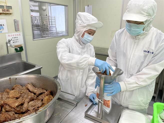 喜憨儿庇护工场推出各式年菜及应景礼盒，协助憨儿培养各种工作技能。(喜憨儿基金会提供／林雅惠传真)