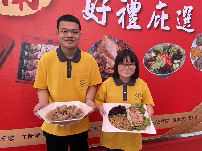 憨儿展示年菜。(喜憨儿基金会提供／林雅惠传真)