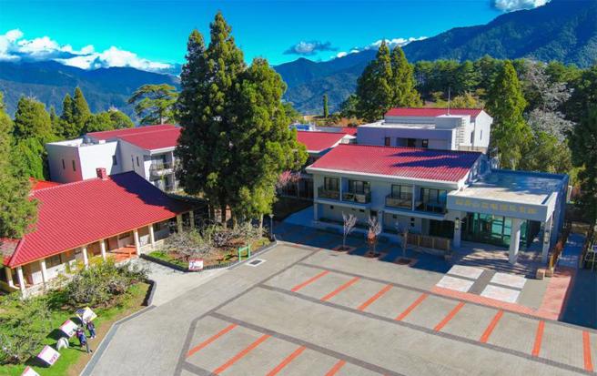  耗时2年多兴建，福寿山农场国民宾馆将于民国112年1月9日开幕，共有62间客房，缓解梨山地区一房难求现象。（图/ 中央社）