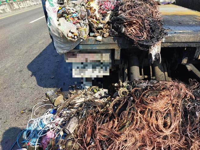 台88快速道路8日发生一起起火意外，1辆载有锂电池、电线及杂物的小货车行经万丹往潮州方向20.2公里处时，车后方的锂电池疑因短路导致起火。（屏东消防局提供／谢佳潾屏东传真）