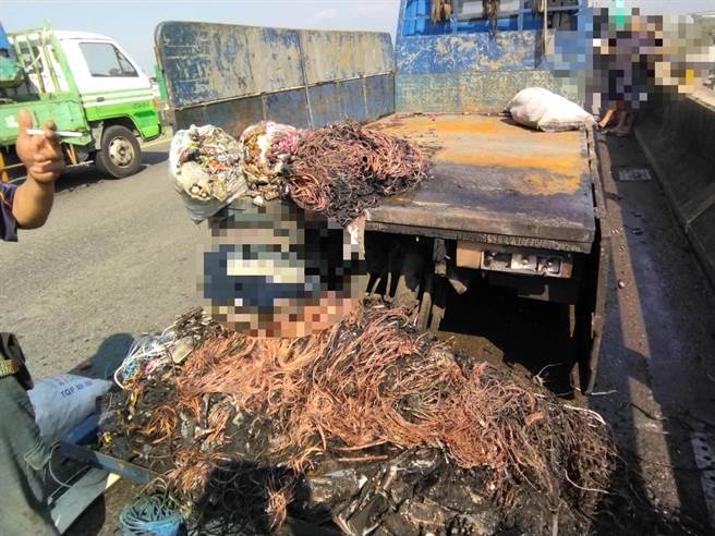 台88快速道路8日发生一起起火意外，1辆载有锂电池、电线及杂物的小货车行经万丹往潮州方向20.2公里处时，车后方的锂电池疑因短路导致起火。（屏东消防局提供／谢佳潾屏东传真）