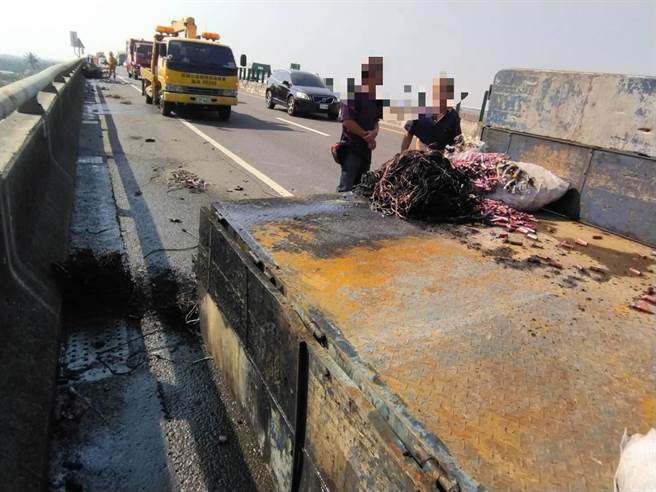 台88快速道路8日发生一起起火意外，1辆载有锂电池、电线及杂物的小货车行经万丹往潮州方向20.2公里处时，车后方的锂电池疑因短路导致起火。（屏东消防局提供／谢佳潾屏东传真）