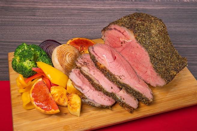 台北凱達今年首次推出西式年菜「美國爐烤肋眼牛排」，4人份售價4980元。(台北凱達大飯店提供)