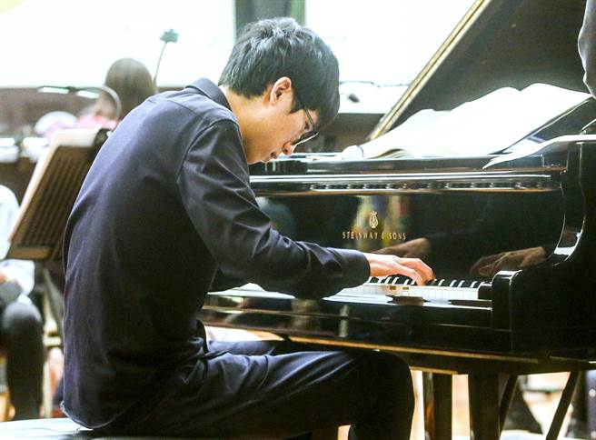 里兹国际钢琴大赛金牌得主、台裔美籍钢琴家陆逸轩，过去两年原定要在台湾演出，但都因为疫情影响而取消，今年，他总算可以再度在台湾演奏，将于本周末登场。（粘耿豪摄）