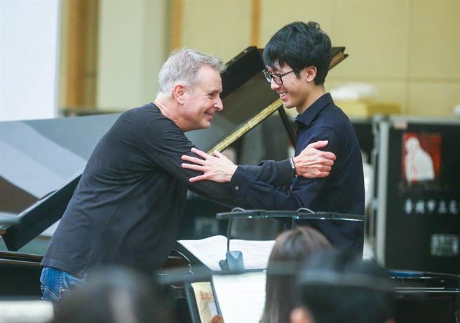 陆逸轩（右）首度和台北市立交响乐团合作，指挥为西班牙瓦伦西亚交响乐团首席指挥里柏瑞契（左），这也是两人首度同台。（粘耿豪摄）