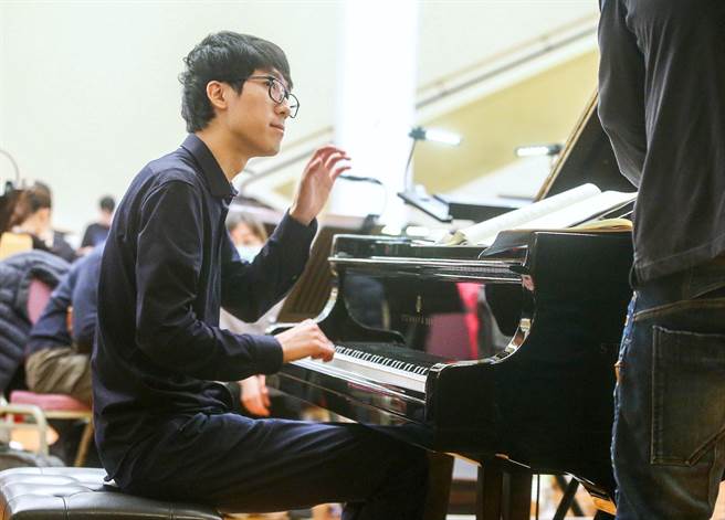 里兹国际钢琴大赛金牌得主、台裔美籍钢琴家陆逸轩认为，钢琴是他的人生伙伴。（粘耿豪摄）