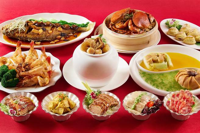 「七福迎春阖家欢年菜组」适合6人家庭，早鸟价现省1111元。（图／JR东日本大饭店台北提供）