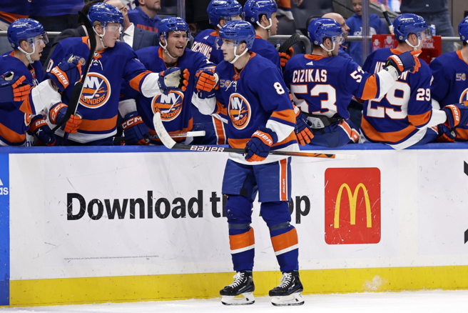 纽约岛人队Noah Dobson庆祝得分。（美联社资料照）