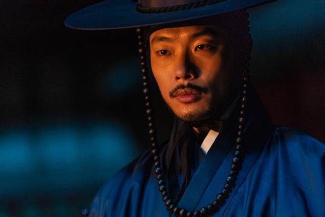 柳俊烈为诠释盲人角色，在拍戏时眼睛必须故意不对焦。（车库娱乐提供）