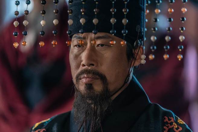 柳海真在剧中饰演「仁祖」。（车库娱乐提供）