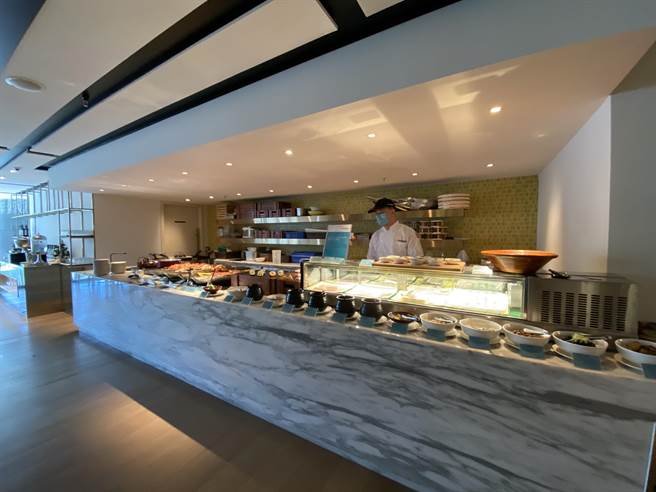位于台中李方艾美酒店二楼的新食谱全日自助餐厅，以将产地搬进餐厅的概念规划，让饕客发挥创意，自选配料，透过专业厨师的手艺，创造属于自己的特色风味「新食谱」。（冯惠宜摄）
