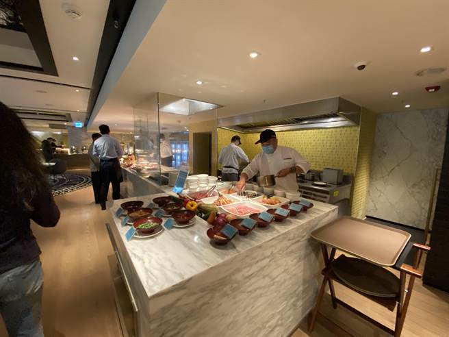 台中李方艾美酒店二楼新食谱全日自助餐厅有台中唯一现点现烤的烧烤各式排餐区，不论想吃猪排、鸡排或者牛排、羊排通通都有。（冯惠宜摄）