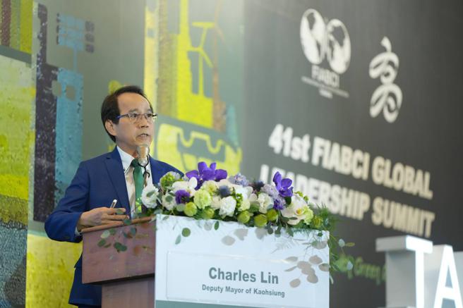 林钦荣分享了从2008年至去年2021年高雄市曾获得全球卓越建设奖的案例。