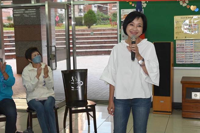 柯志恩8日到冈山区谢票，她呼吁民进党前立委谢欣霓出面道歉。（林瑞益摄）