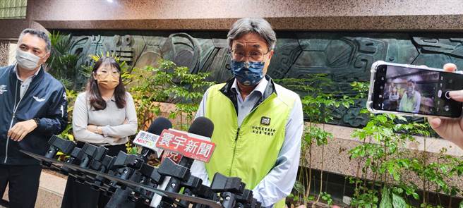 农委会副主委陈骏季说明我国水产品疑遭禁止一事。（林良齐摄）