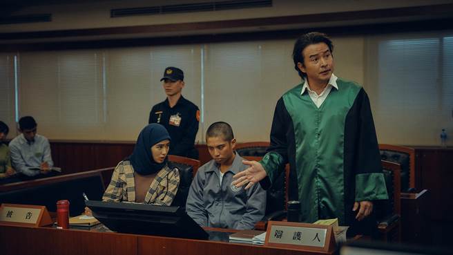 《八尺门的辩护人》剧中李铭顺（右）饰演公设律师。（镜文学提供）