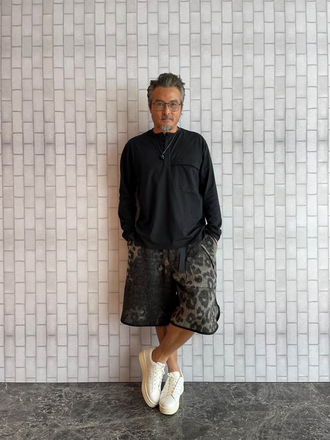 铭顺饰演具有正义感的公设辩护律师佟宝驹。（镜文学提供）