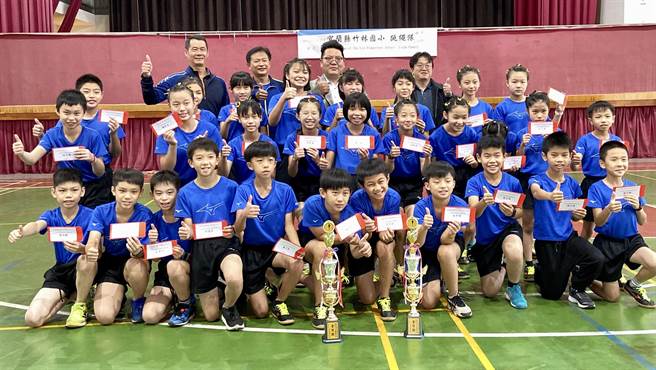 宜兰县罗东镇竹林国小跳绳队，在「111学年度全国各级学校民俗体育竞赛」中成绩亮眼，不仅获10面金牌，男生及女生团体1分钟计次赛更双破大会记录，为全国小学第一。（吴佩蓉摄）