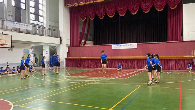 宜兰县罗东镇竹林国小在女子花式跳绳双人赛及混合团体赛2项目，夺得「金质奖」，完成三连霸的佳绩。（吴佩蓉摄）