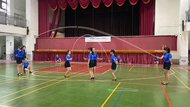 宜兰县罗东镇竹林国小在女子花式跳绳双人赛及混合团体赛2项目，夺得「金质奖」，完成三连霸的佳绩。（吴佩蓉摄）