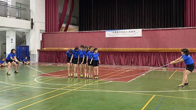 宜兰县罗东镇竹林国小在男、女生团体1分钟计次赛中，分别跳出215下及205下，刷新同校学长姊2020年创下的210、198下及全国纪录。（吴佩蓉摄）