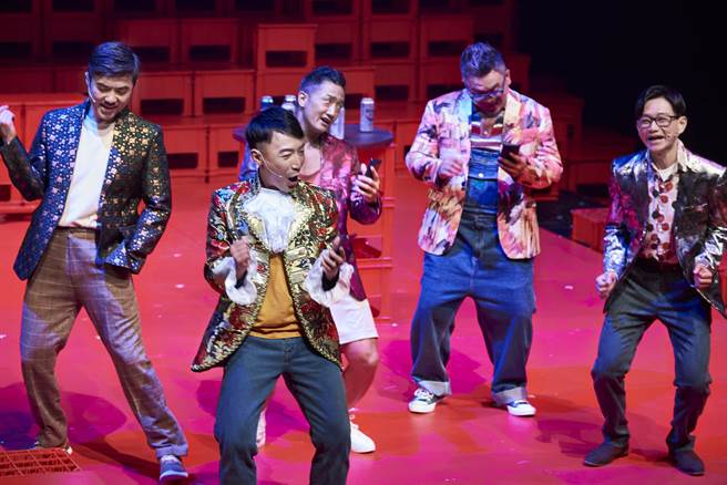 舞台剧《没有人想交作业》演员群出席总彩排。（《没有人想交作业》剧组提供）