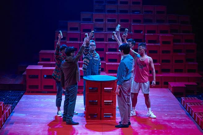 舞台剧《没有人想交作业》演员群出席总彩排。（《没有人想交作业》剧组提供）