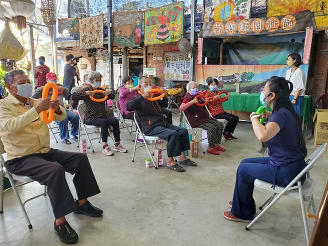 台大云林分院针对莿桐麻园社区老人的上肢力量不够问题，復健科设计为期3个月的上肢运动復健计画，3个月后明显成果。（周丽兰摄）