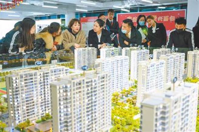 陆中央经济工作会议下周召开 传聚焦全力扭转房地产下滑态势（示意图／中新社）