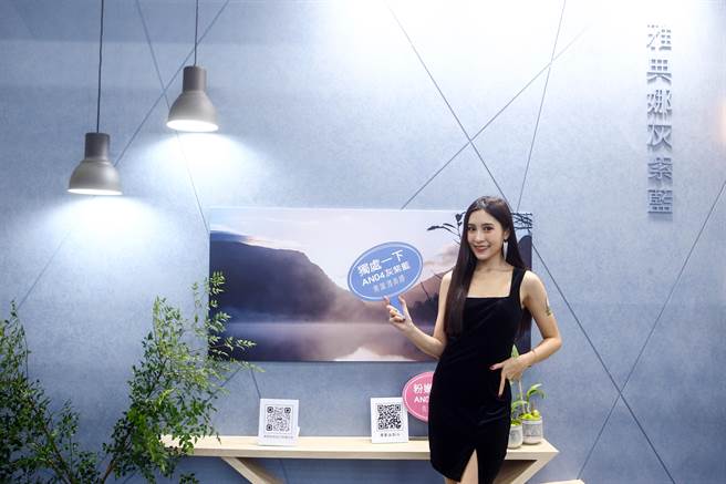 第34届台北国际建筑建材暨产品展开展第一天即吸引许多民眾前往选购油漆，打算过年前为自己的家换装，因台湾地震多，业者也推出防裂的油漆。（邓博仁摄）